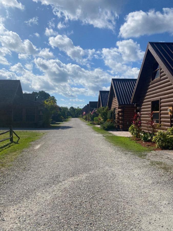 Log Harbor Cabins โอคีโชบี ภายนอก รูปภาพ